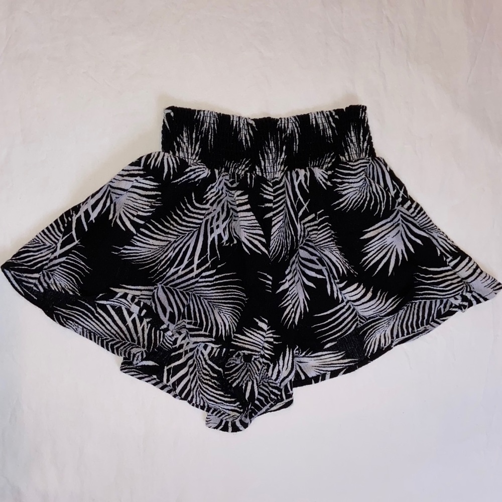 Leafy pattern flowy shorts